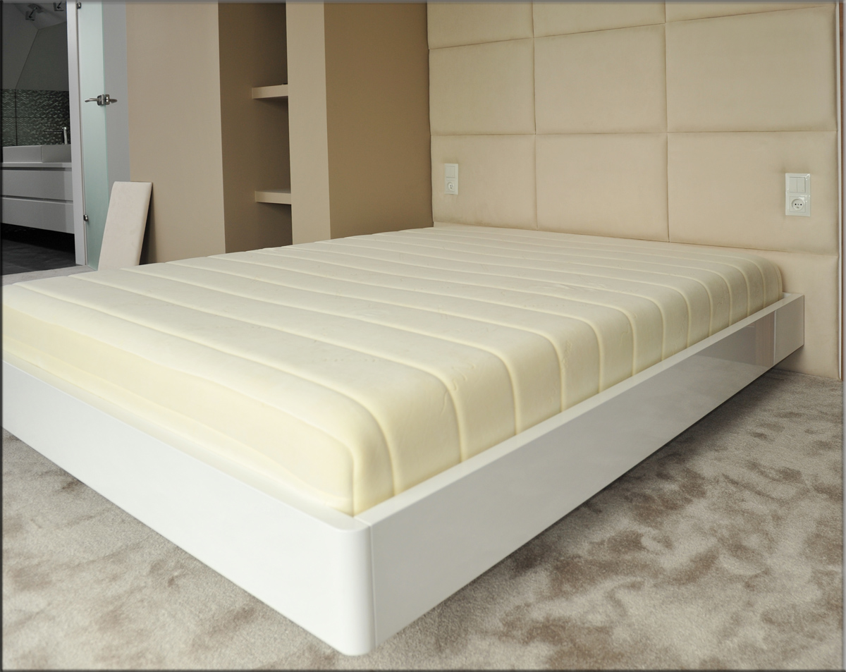 Białe łóżko Bianco bez oparcia