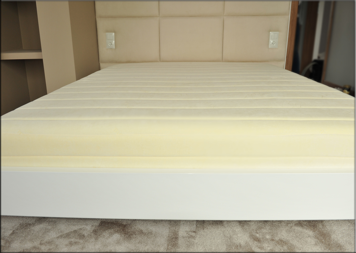 Białe łóżko Bianco bez oparcia